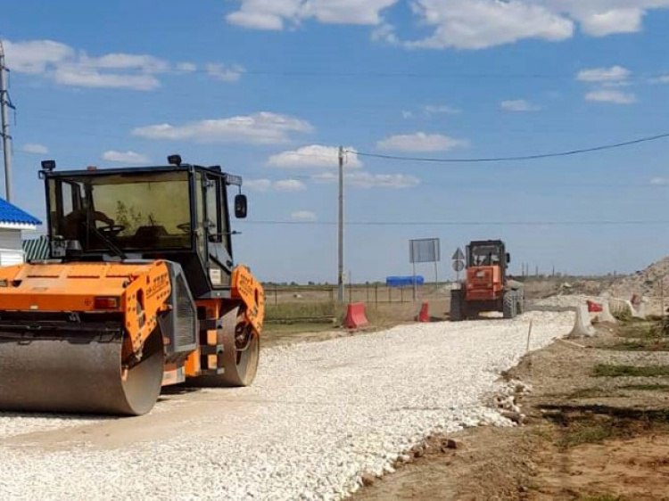 В поселке Краснооктябрьском асфальтируют еще одну грунтовую дорогу В Волжском дорожники приступили к ремонту улицы Чапаева в поселке Краснооктябрьском Протяженность дороги составляет 716 м Проезжая часть дороги ранее была грунтовой Как сообщили Волжский ру в пресс службе администрации Волжского принято решение об асфальтировании улицы и уширении проезда Работы на объекте начались две недели назад В настоящее время здесь подготовили дорожное корыто которое засыпают щебнем Затем щебень сверху закатают двумя слоями асфальта и укрепят обочины Ширина проезжей части увеличится с 4 м до 5 5 м Подрядчик обещает завершить ремонт в установленный контрактом срок На улице им Карла Маркса ремонт планируют сдать к 1 сентября Здесь уже уложили верхний слой асфальта и обустраивают примыкания Подробнее на Волжский ру www volzsky ru index php wx 16 wx2 80713 ВолжскийРу волжский vlz