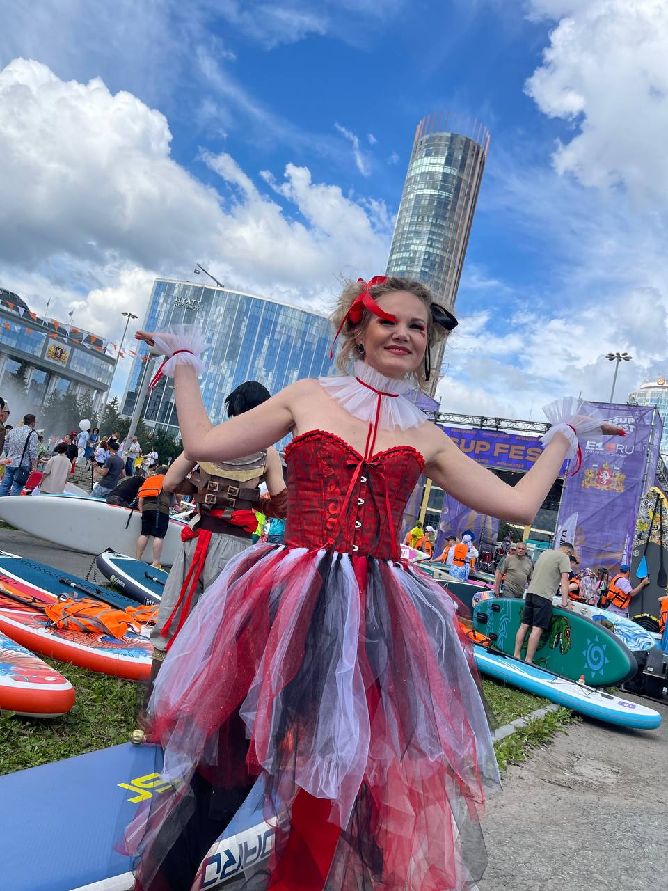 В Екатеринбурге прошёл заплыв на сап-бордах E1 SUP FEST Масштабный праздник на воде от городского медиа E1.RU собрал сотни участников на сап-бордах. Горожане устроили карнавальный заплыв по Исети. Также в программе были зарядка на воде, йога и активности на суше и лекторий о здоровом питании. Мероприятие проходит в Екатеринбурге уже второй раз: идею подсмотрели у питерского фестиваля «Фонтанка», который организует санкт-петербургское городское СМИ входящее в один медиахолдинг с E1. Новости Екб тут