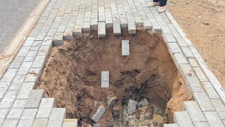 В Астане под девушкой провалился тротуар Астанчанка провалилась в яму из-за обвала брусчатки. В столичном водоканале и управлении здравоохранения столицы прокомментировали инцидент. В компании по водоснабжению «Астана су арнасы» рассказали, что девушка провалилась в яму в районе улиц Керей и Жанибек хандар, неподалёку от «Қобыз сарайы». Там пояснили, что произошёл локальный провал тротуарной плитки рядом с коллектором диаметром в метр. Образовалась яма, на дне которой находилась вода. «На место оперативно прибыла бригада ГКП „Астана су арнасы“. Работы по вскрытию и техническому обследованию начались. Ситуация находится под полным контролем. Причины произошедшего будут установлены по итогам проведённых работ», — пояснили в водоканале. Тем временем в управлении здравоохранения Астаны сообщили, что провалившейся девушке сразу вызвали скорую помощь, после оказания первой помощи, девушка от госпитализации отказалась. Фото: /CentralMediaNews
