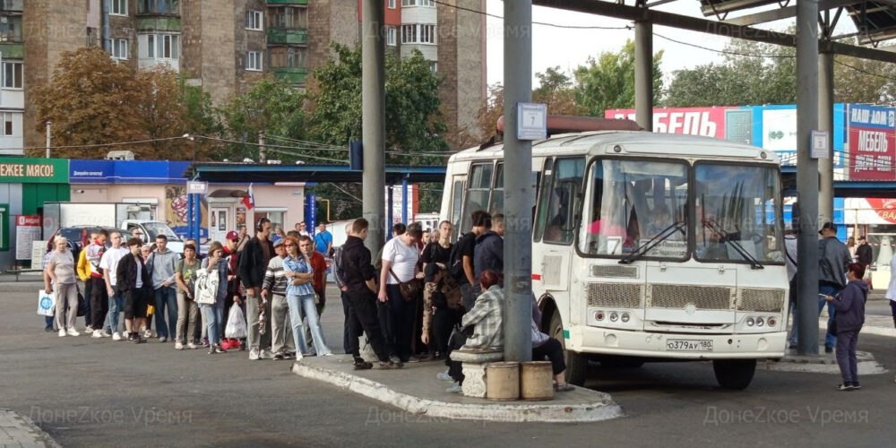 Готовы пробовать: Пушилин предложил проверять пилотные проекты в сфере транспорта на ДНР У ДНР есть все перспективы для развития общественного транспорта, заявил глава Республики Денис Пушилин. "Чтобы у нас все это развивалось выверено и изначально это было учтено, чтобы не пришлось потом перестраивать, <...> полностью просим поддержки, чтобы даже нас использовать как пилоты", — сказал Пушилин во время пленарного заседания форума дорожных инициатив.. По его словам, Республика готова к тому, чтобы задействовали ее экспериментальные площадки. Сейчас это особенно актуально, так как во многом транспортный каркас региона обустраивается с нуля. Кроме того, Пушилин рассказал, что в ДНР планы по дорогам прорабатываются наперед. При их создании учитывается ожидаемый рост численности населения, так как в города и районы Республики возвращается все больше людей. Фото: Давид Худжец