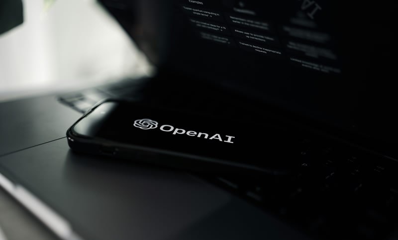 Учёные раскритиковали недавний анонс OpenAI о математическом прорыве с использованием модели GPT 5 В рамках своего заявления директор по продуктам компании Кевин Вейль заявил что ИИ нашёл решения для десяти задач Эрдёша но математик Томас Блум опроверг это отметив что GPT 5 лишь восстановила уже известные решения а не создала новые доказательства Генеральный директор DeepMind Демис Хассабис назвал этот инцидент неловким отмечая что критики вынудили OpenAI удалить оригинальные сообщения Тем не менее GPT 5 продемонстрировала свою эффективность как инструмент для поиска научных публикаций что может ускорить прогресс в математике как подметил математик Теренс Тао Подробности на The Decoder Unlim AI