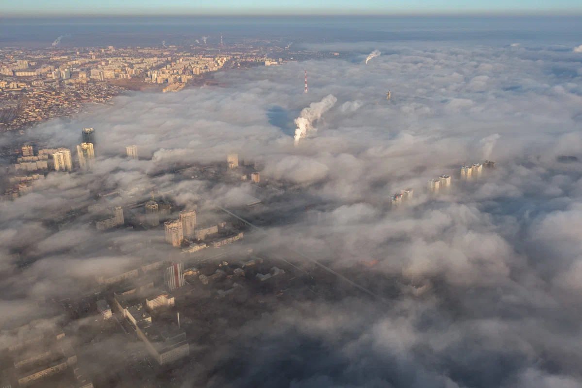В Волгоградской области на федеральной трассе Р 228 Сызрань Саратов Волгоград введены временные ограничения движения Причиной стал сильный туман из за которого видимость на отдельных участках снизилась менее чем до 50 м что представляет серьезную угрозу для водителей Ограничения затронули участок трассы с 512 по 672 км проходящий через Городищенский Дубовский и Камышинский районы Движение было ограничено с 22 00 29 января 2026 года и будет возобновлено после особого распоряжения в зависимости от погодных условий