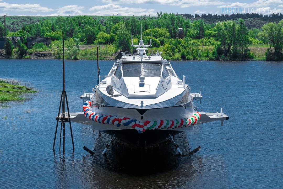 Зеленодольский завод имени А.М. Горького спустит на воду СПК «Метеор 2020» 30 мая 30 мая на Зеленодольском заводе имени А.М. Горького состоится спуск на воду судна на подводных крыльях «Метеор 2020», построенного по проекту 03830 КБ «Си Тех». Судно обладает рядом преимуществ относительно уже существующих СПК и отвечает всем международным требованиям по комфортности и безопасности. СПК «Метеор-2020» вместимостью до 120 человек предназначен для скоростных пассажирских перевозок и обладает рядом преимуществом над судами предшествующих моделей. Модернизированная крыльевая схема обеспечивает уменьшение перегрузок на волнении, большую высоту преодолеваемой волны без средств автоматической стабилизации движения, меньшее время выхода на крылья и меньшую амплитуду продольной качки. Подписаться на «Медиапалубу»