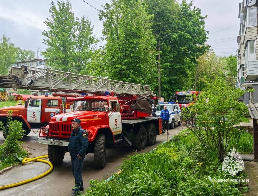 В городе Тула на пожаре эвакуировано 10 человек Огнеборцы оперативно справились с пожаром, пострадавших нет. Эвакуированы 10 человек. В результате происшествия квартира выгорела по всей площади. Причину предстоит установить дознавателю спасательного ведомства. Проголосовать за канал: голос! Тула. Происшествия Наш ВКонтакте Прислать новость: