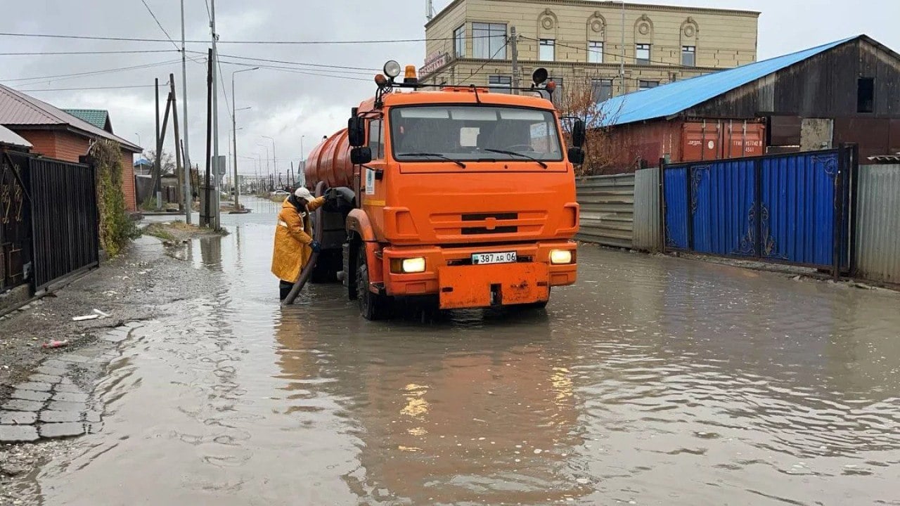 Улицы Атырау оказались под водой после обильного дождя  Центральные улицы, проезды и дворы жилых массивов в городе частично или полностью оказались под водой, что вызвало хаос на дорогах и обернулось значительными неудобствами для жителей, сообщает наш корреспондент.  Жители показывают в соцсетях кадры затопленных улиц. Многие отмечают, что передвигаться по городу стало очень сложно. Водители сообщают о повреждениях машин, пешеходы жалуются на опасные участки.  «У нас и так постоянные проблемы с дорогами, а теперь ещё и это! Транспорт стоит, люди не могут пройти к остановкам. И это при том, что погода в этом году явно требует дополнительных мер от властей», — комментирует жительница города Айгерим Орынбаева.  Акимат сообщает, что для решения проблемы выделили 40 единиц спецтехники. Это поможет устранить воду и разблокировать затопленные участки.  «Работы ведутся круглосуточно, работать специалисты будут до полного устранения всех последствий», — сообщили в пресс-службе акимата.  В администрации добавили, что одна из первоочередных задач — освободить от воды главные транспортные артерии Атырау и въезды в жилые микрорайоны.  Если потребуется, обещают задействовать больше техники.