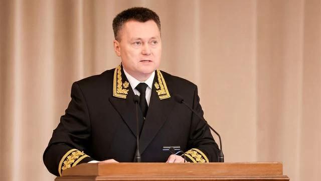 Игорь Краснов предложил интегрировать Госуслуги и Max в судопроизводство Председатель Верховного суда также считает необходимым сделать обязательным получение судебной корреспонденции через аккаунт на Госуслугах Это по его мнению существенно упростит доступ граждан к судам исключит возможные злоупотребления связанные с намеренными неявками в судебные заседания и сократит бюджетные расходы Использование цифрового ID электронной подписи и средств видеоконференции могло бы обеспечить безбарьерное обращение миллионов пользователей в суды всех инстанций считает Краснов Председатель ВС поручил своему аппарату сформировать поэтапный план и алгоритм для дальнейшего масштабирования доступных технологий в интересах правосудия Пресс служба президента РФ Telegram Max