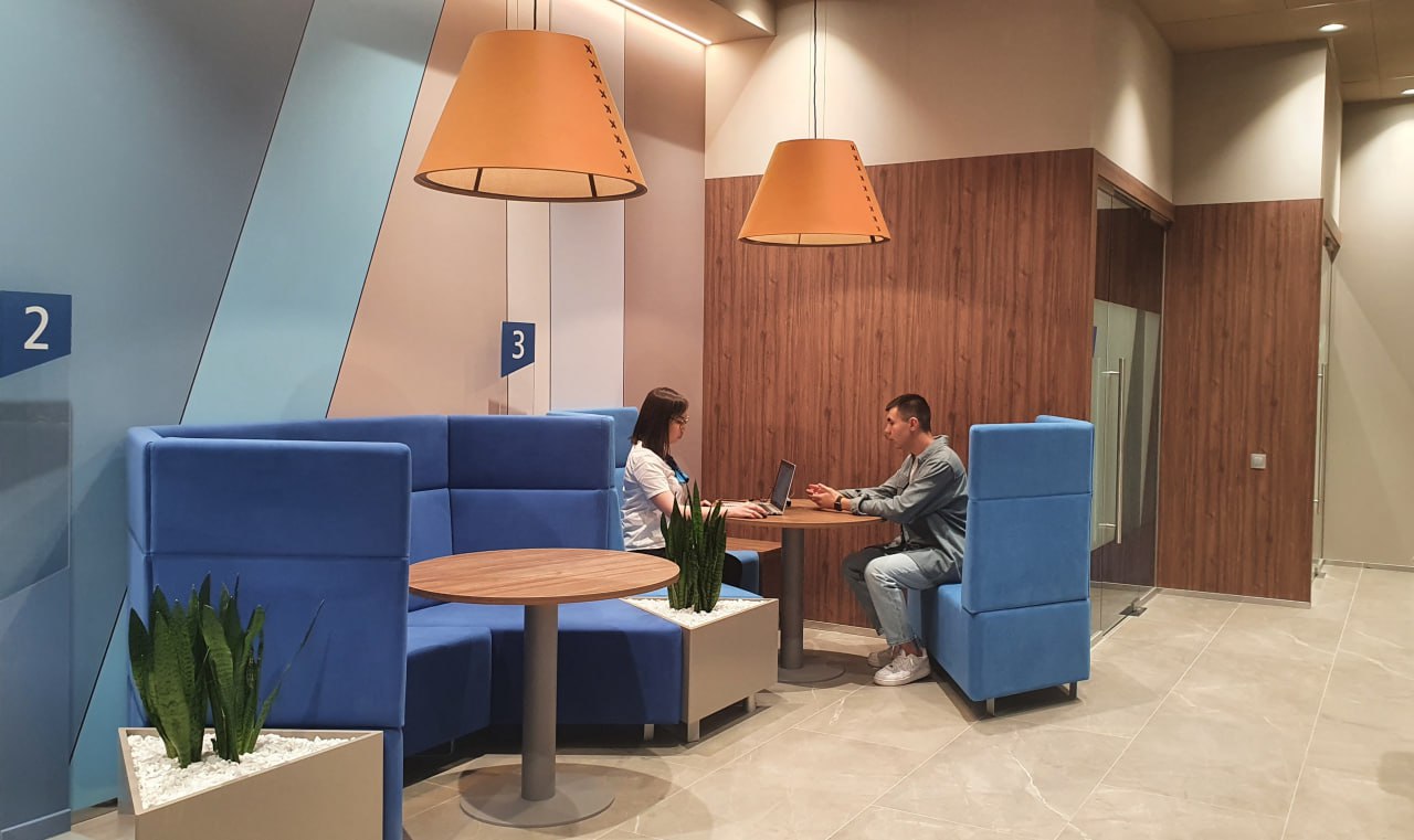 ВТБ сибиряки переходят на альтернативные платежные инструменты а наличные оставляют на подарки и чаевые  Результаты опроса ВТБ показали что за последний год каждый второй сибиряк 49 стал реже использовать наличные Респонденты отметили что выбирают платежный инструмент в зависимости от суммы трат При покупках до 3 тыс рублей чаще всего к СБП прибегают респонденты 26 34 лет а оплата pay сервисами особенно популярна среди клиентов 35 44 лет При оплате до 100 тыс рублей к переводам через СБП активнее подключается как молодежь 18 25 лет так и россияне постарше 26 лет 34 года Биометрией для таких покупок пользуется каждый десятый из возрастной группы 26 34 лет Оплачивать покупки дороже 100 тыс рублей с помощью СБП склонны россияне в возрасте 26 34 года а pay сервисами 35 44 года Основной драйвер роста безналичных платежей это удобство и скорость на которые указали 60 жителей Сибири 41 сибиряков ценят альтернативные способы оплаты за выгодные условия в первую очередь кешбэк и скидки Каждый пятый 22 подчеркивает возможность платить в большем количестве мест а 26 видят преимущество в безопасности и снижении риска кражи карты При этом наличные не исчезают из кошельков россиян полностью но их функция меняется 49 жителей Сибири признались что используют наличные в качестве подарков 22 для чаевых а 13 рассказали что наличные помогают им контролировать свои расходы и снижать количество спонтанных покупок Опрос подтверждает устойчивую тенденцию все больше россиян выбирают безналичные способы оплаты от СБП до платежных стикеров и pay сервисов Люди ценят скорость удобство и безопасность таких платежей а наличные все чаще остаются только для особых случаев например подарков или чаевых Безналичные платежи становятся не просто технологией а привычной частью повседневной жизни и скоро деньги будут дарить не в праздничных конвертах а отправлять с цифровым поздравлением рассказал старший вице президент руководитель департамента продуктов розничного бизнеса ВТБ Алексей Охорзин Исследование проведено среди 1500 россиян в возрасте 18 65 лет в городах с населением от 100 тысяч человек и выше По данным пресс службы ВТБ в Красноярском крае Иркутской области республиках Бурятия Тыва Хакасия Фото пресс службы ВТБ в Красноярском крае Иркутской области республиках Бурятия Тыва Хакасия