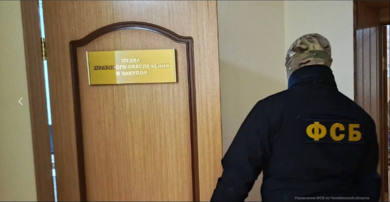 ФСБ провела новые обыски и задержания в Миндортрансе Челябинской области По делу о хищении 2 9 млрд рублей на дорожных госконтрактах задержаны еще три человека Эмиль Фаткулин замначальника отдела правового обеспечения и закупок Дмитрий Чупахин бывший замначальника управления и экс глава отдела развития дорожной деятельности Яна Богданова главный специалист службы планирования закупок Дело расследуется по статье о присвоении и растрате в особо крупном размере Ранее были арестованы бывший глава Миндортранса Алексей Нечаев и Дмитрий Микулик Бывший губернатор Борис Дубровский объявлен в розыск По данным следствия махинации могли происходить в период его руководства регионом Подписаться Прислать новость novosti chelyab bot