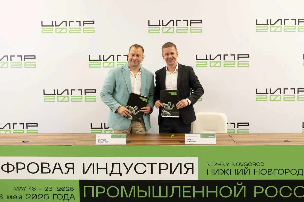 KAMA FLOW инвестирует 500 млн рублей в ROBO платформу сервисной робототехники для коммерческого клининга Сделка стала крупнейшим раундом в российской сервисной робототехнике в 2026 году Соглашение было подписано на полях ЦИПР в Нижнем Новгороде ROBO разрабатывает и управляет автономными роботами для уборки коммерческих объектов торговых центров аэропортов складов паркингов школ больниц и других площадок с высокой интенсивностью эксплуатации Сделка проходит на фоне роста спроса на автоматизацию клининга наиболее очевидного и готового к коммерческому применению рынка сервисных роботов Первая волна внедрений показала что компании охотно покупали роботов но оставались один на один с запуском обслуживанием контролем качества и экономикой проекта Сейчас подходящий момент для решений которые закрывают этот разрыв ROBO работает по модели Robotics as a Service компания организует регулярную уборку берёт на себя запуск техническую поддержку и контроль результата Этот формат позволяет заказчикам сократить ежемесячные затраты на клининг на 10 34 в зависимости от сценария использования Принципиально важно что ROBO это не вендор а технологическая платформа открытая для интеграции с любыми производителями софтом и дополняющими решениями подчёркивает Кирилл Тишин партнёр инвесткомпании KAMA FLOW Такой подход делает компанию партнером для всех участников рынка сервисной робототехники и открывает возможности для множества коллабораций Сейчас в робототехнике наибольший потенциал для частных инвестиций сосредоточен вне базовой механики в программном обеспечении высокого уровня критических компонентах и полезной нагрузке а также в вертикальных продуктовых решениях где робот является лишь элементом комплекса Преимущество получают компании выстраивающие масштабируемые бизнес модели с повторяемой выручкой через лицензии сервис и SLA а не разовые поставки оборудования Инвестменеджер KAMA FLOW Илья Меркулов отмечает что сервисная робототехника становится востребованной в России на фоне кадрового дефицита и стремления бизнеса оптимизировать OPEX расходы автоматизируя рутинные операции ROBO работает в сегменте клининга где роботизированные решения только начинают использоваться заказчиками Ранее их внедрение сдерживала высокая стоимость компонентной базы Сейчас ситуация изменилась клининг одно из направлений с потенциалом для формирования крупного игрока Для нас инвестиция в ROBO это поддержка одного из флагманов развития роботизированного клининга в России Надеемся на продуктивное партнерство с командой сделка это только начало