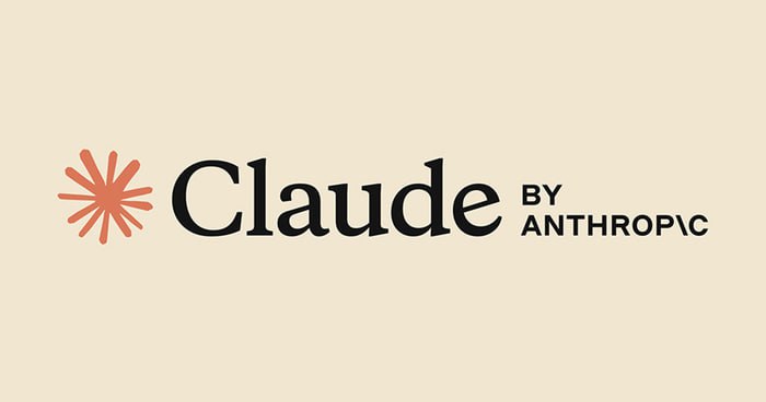 Anthropic научила модели Claude обрывать опасные диалоги для защиты не человека, а ИИ Гопники-программисты из Anthropic добавили в модели Claude Opus 4 и 4.1 возможность завершать диалог в случаях крайне вредоносного или оскорбительного поведения пользователя. Компания объясняет это не защитой человека, а заботой о благополучии модели. Ограничение действует в редких и крайних ситуациях, например при запросах крайне неэтичных данных или информации, способной привести к масштабному насилию. Claude проинструктирован не использовать эту возможность, если существует риск, что человек намерен причинить вред себе или другим. Дожили, гопники-программисты теперь защищают ИИ от нас, вместо того чтобы перестать разрабатывать Скайнет несущий Судный День — степень дебилизма зашкаливает. #ИИ #Anthropic #Дичь #Claude Чат