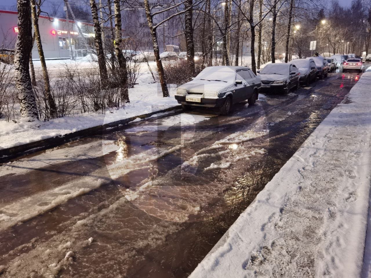 Авария на сетях «Водоканала»: холодная вода заливает двор на Новоугличском шоссе, 52Б и прилегающие территории.  Ремонтная бригада выехала.   Телефон Единой диспетчерской службы администрации Сергиево-Посадского округа 8 496 545-77-55.