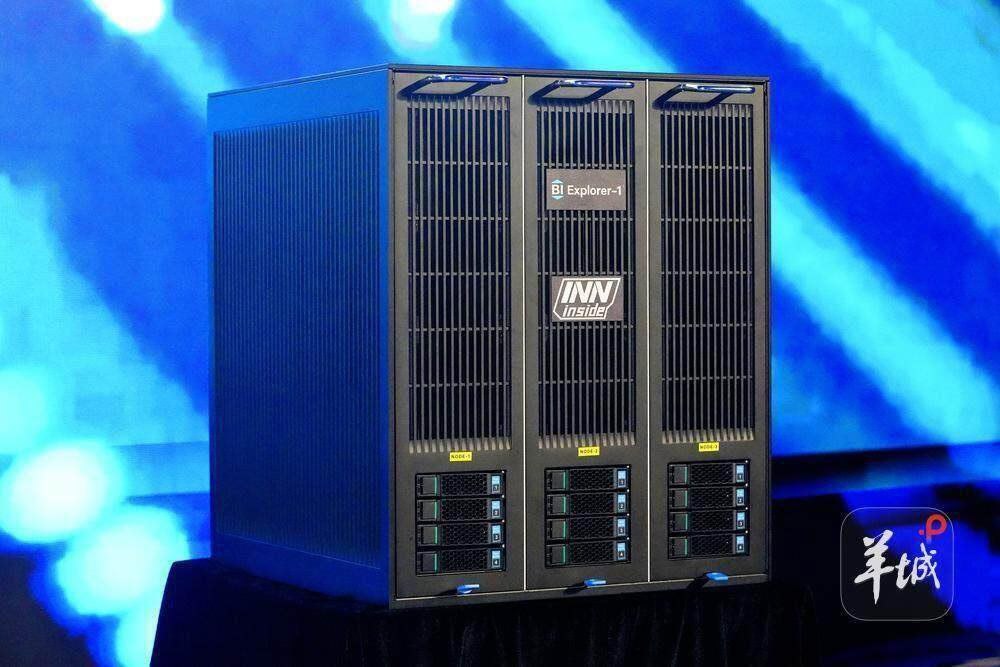 Китай презентует ИИ сервер который экономит 90 энергии На выставке Гуандунского института науки и технологий разведки в Китае был представлен мини сервер BIE 1 BIE 1 оснащен 1152 процессорными ядрами 4 8 терабайтами оперативной памяти DDR5 и 204 терабайтами хранилища BIE 1 эквивалентен примерно 4 5 GPU H100 или 9 10 GPU A100 при этом энергопотребление составляет всего одну десятую от обычных суперкомпьютеров Уровень шума остается ниже 45 децибел а температура работы не превышает 70 C даже при полной нагрузке Система может работать от обычной бытовой розетки что делает её подходящей для домов офисов и даже мобильных условий News Soft Gear Links