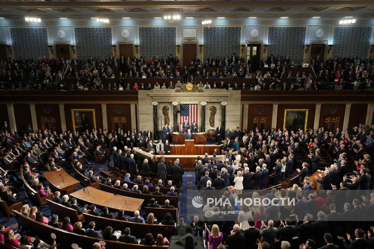 Конгресс США в конце мая может рассмотреть законопроект о военной помощи Украине на 1 3 млрд сообщает New York Times Конгрессмен Кевин Кайли независимый законодатель от штата Калифорния входящий в республиканскую фракцию подписал петицию требующую проведения голосования и запускающую отсчет времени который обяжет руководство палаты представителей вынести соответствующий законопроект на рассмотрение уже к концу текущего месяца говорится в материале Указывается что Кайли стал 218 м законодателем подписавшим петицию Законопроект был предложен конгрессменом демократом Грегори Миксом в апреле 2025 г Он подразумевает выделение 1 3 млрд на помощь Киеву в сфере безопасности а также предоставление дополнительной поддержки в размере до 8 млрд в виде прямых займов Документ оставался без движения более года По мнению газеты это стало ударом для спикера палаты представителей Майка Джонсона которому приходится лавировать чтобы удержать единство республиканской фракции