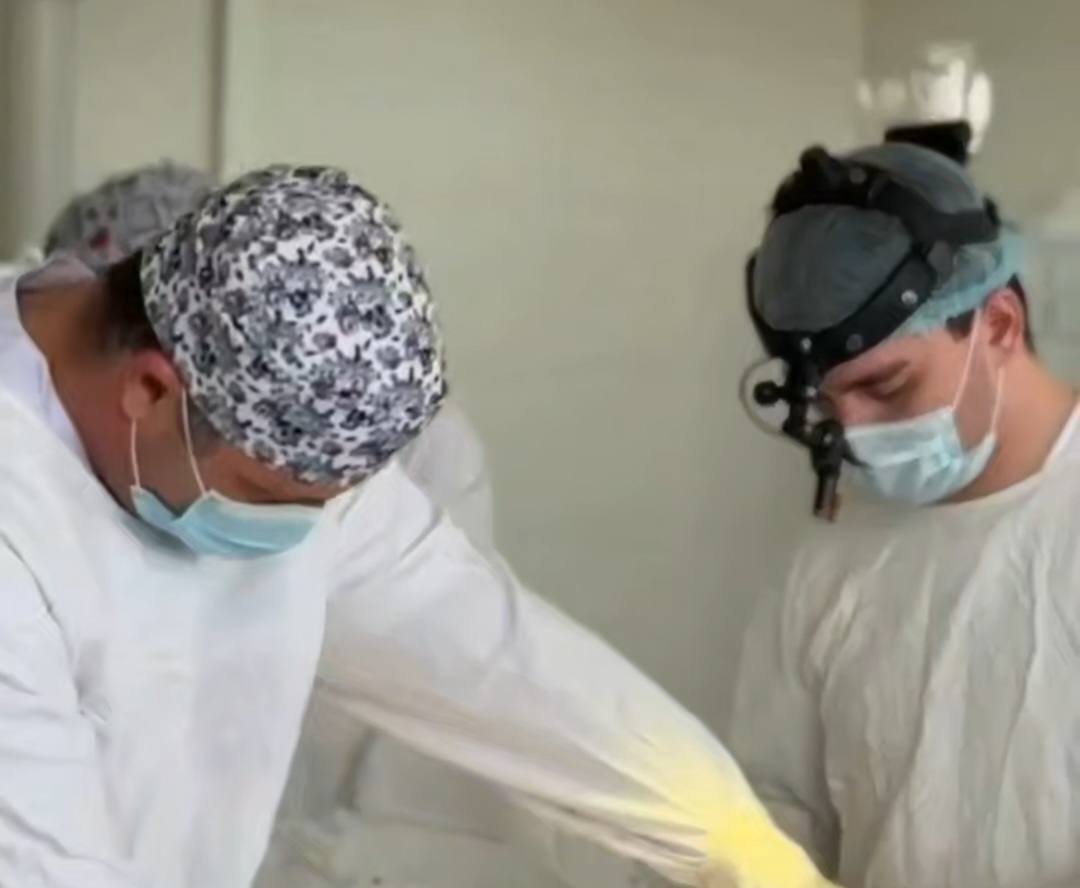 Хирурги РКБ спасли руку пациенту после производственной травмы Хирурги Республиканской клинической больницы успешно провели сложнейшую операцию по спасению руки 45 летнего мужчины пострадавшего на производстве сообщение пресс служба Минздрава КБР В результате несчастного случая рука оказалась в механизме для обработки кукурузы что вызвало множественные повреждения тканей и сосудов и создало риск потери конечности Подробнее здесь