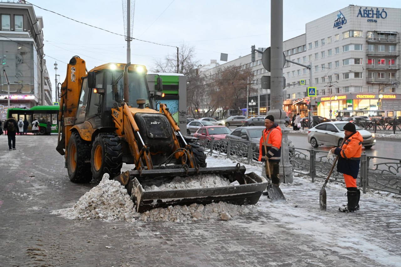 За 15–16 февраля с улиц Екатеринбурга вывезли более 6,9 тыс. тонн снега  Обрабатывать дороги от наледи вышли более 750 рабочих и 560 единиц техники, в том числе 34 комбинированных дорожных машины, 121 трактор, 39 грейдеров, 185 самосвалов и 52 фронтальных погрузчика.  17 февраля для наведения порядка на улицы вышли 363 рабочих и 155 единиц техники, включая 18 комбинированных дорожных машин, 39 тракторов, 6 снегопогрузчиков, 16 фронтальных погрузчиков, 48 самосвалов, 8 грейдеров и другую технику.  Сообщить о проблемных участках по уборке в Екатеринбурге можно через сервисы «Квартальные нашего города» и «Электронная приемная».    Павел Ворожцов, «Областная газета»   Подписаться на «ОГ» Прислать новость Поддержать канал