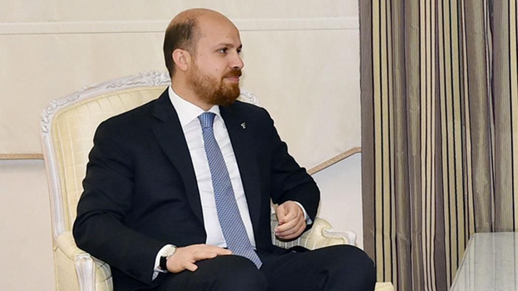 Президент Турции Реджеп Тайип Эрдоган может сделать сына Билала своим преемником пишет Bloomberg со ссылкой на источники Передача власти стала частой темой обсуждения за закрытыми дверями правящей Партии справедливости и развития отмечает издание Кроме того во время последнего президентского срока Эрдоган все чаще стал брать сына с собой в зарубежные поездки  Эрдоган старший имеет конституционное право назначить Билала своим вице президентом В случае отставки и освобождения поста президента новые выборы будут назначены в течение 45 дней говорят источники Bloomberg  Билалу Эрдогану 44 года и он второй из четырех детей турецкого лидера Presidential Press and Information Office Telegram Max