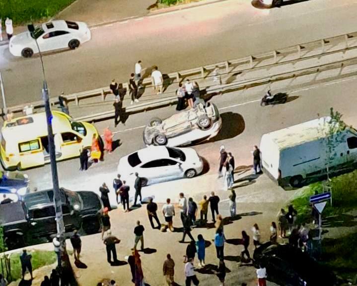 В Краснодаре ДТП закончилось «перевертышем». В результате аварии, произошедшей накануне на улице Петра Метальникова, автомобиль «Hyundai» столкнулся с «Kia». Водитель «Hyundai» двигался в сторону улицы Российской и не соблюдал безопасную дистанцию, превысив скорость. В результате столкновения машина «Hyundai» перевернулась на крышу. Пострадавших нет. Проводится расследование обстоятельств Кубанские Новости