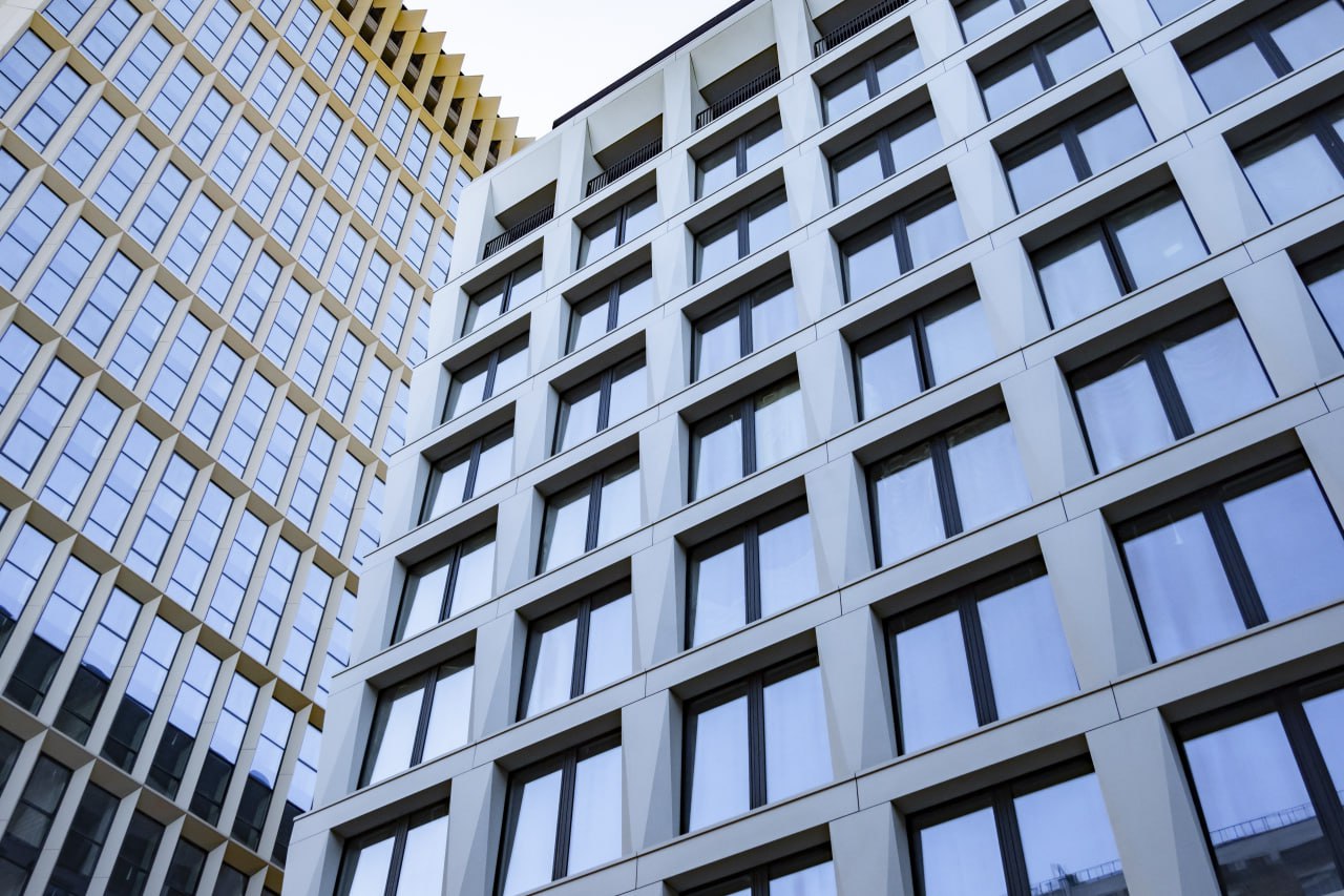 Власти планируют изменить подход к налогообложению единых недвижимых комплексов ЕНК которые обычно включают в себя несколько зданий или сооружений различного назначения Соответствующее предложение содержится в подготовленном Минфином проекте поправок правительства к законопроекту с изменениями в Налоговый кодекс узнал РБК Оно предполагает исчисление налога по кадастровой стоимости в отношении ЕНК если в их составе будет хотя бы одно строение соответствующее определенным критериям По действующим нормам налог с таких объектов взимается по среднегодовой остаточной стоимости Поправки же внедрят подход расчета сбора по кадастровой оценке имущества из Росреестра Это может привести к росту суммы налога и увеличению поступлений в бюджет но при этом увеличить затраты для собственников бизнеса считают эксперты Как теперь будет исчисляться налог с ЕНК и кого затронут изменения в материале РБК Фото Konstantin Kokoshkin Global Look Press Картина дня в телеграм канале РБК