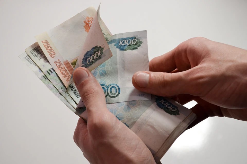 Двое челябинцев создали подпольный банк и получили 7 млн рублей Двоих жителей Челябинска будут судить за незаконную банковскую деятельность, незаконное создание фирмы и неправомерный оборот платежей. По версии следствия, горожане 33 и 35 лет зарегистрировали 30 подставных фирм. Через счета компаний-пустышек они проводили деньги, занимаясь нелегальным кассовым обслуживанием бизнесменов. В качестве комиссии сообщники получили более 7 млн рублей. Как уточнили в региональном ГУ МВД, расследование уголовного дела окончено, рассматривать его материалы будет Тракторозаводский райсуд Челябинска.