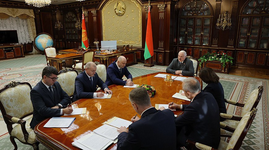 Президент Беларуси Александр Лукашенко рассмотрел кадровые вопросы Президент назначил Рогожника Александра Николаевича председателем Витебского облисполкома Лобовича Андрея Валентиновича министром труда и социальной защиты Харлап Татьяну Викторовну главой государственного учреждения Администрация Китайско Белорусского индустриального парка Великий камень Биленко Аллу Валерьевну заместителем председателя Национального статистического комитета Глава государства согласовал назначение трех новых председателей исполкомов и зампреда в Могилевской области Президент дал согласие на назначение ректоров в вузы в Бресте и Гомеле Глава государства также дал согласие на назначение Кулака Виталия Владимировича первым заместителем министра сельского хозяйства и продовольствия Прежде он работал в должности замминистра в этом же ведомстве Дорофейчика Игоря Александровича заместителем министра сельского хозяйства и продовольствия До настоящего времени был заместителем директора Департамента ветеринарного и продовольственного надзора Минсельхозпрода