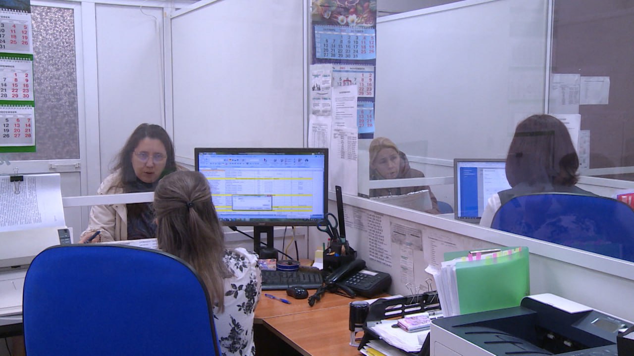 В декабре некоторые категории пенсионеров начнут получать двойную фиксированную выплату Об этом пишет РИА Новости со ссылкой на заявление члена комитета Госдумы по труду социальной политике и делам ветеранов Екатерину Стенякину По ее словам бессрочную надбавку получат те пенсионеры которым в ноябре исполнилось 80 лет С декабря они начнут получать двойную фиксированную выплату более 17 тысяч рублей Пенсию им повысят в беззаявительном порядке Остальные пенсионеры в декабре получат сразу две страховые пенсии Двойная выплата это разовая мера связанная исключительно с новогодними выходными и не является дополнительной пенсией Новогодние праздники продлятся с 31 декабря по 11 января когда банки и отделения Социального фонда не работают Чтобы не передвигать дату выплат январских пенсий на более поздний срок в Правительстве решили выплатить эти суммы досрочно