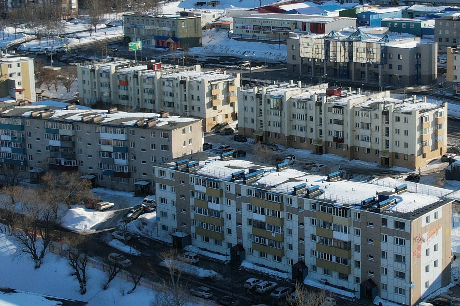 Своевременная уборка снега и наледи с крыш и карнизов зданий Руководителям предприятий и организаций Петропавловска Камчатского напоминают о необходимости своевременно убирать снег и наледь с крыш и карнизов зданий а также об ответственности за ненадлежащее зимнее содержание Обязанность по очистке от снега и наледи кровель возложена на хозяйствующие субъекты всех форм собственности в том числе на предпринимателей управляющие организации и ТСЖ Горожанам рекомендуют быть внимательными вблизи зданий и строений на предмет схода снега и наледи с крыш и козырьков При обнаружении на крыше дома ледяных образований или снежных масс представляющих потенциальную опасность горожанам нужно обращаться в свою управляющую компанию Телефоны экстренных и диспетчерских служб управляющих организаций размещены на досках объявлений в подъездах многоквартирных домов Если управляющая компания бездействует информацию о наледи можно передать в Единую дежурно диспетчерскую службу города по телефону 303 111 круглосуточно Подписывайтесь на наш канал в MAX зимнеесодержание ликвидация последствий циклона работаем