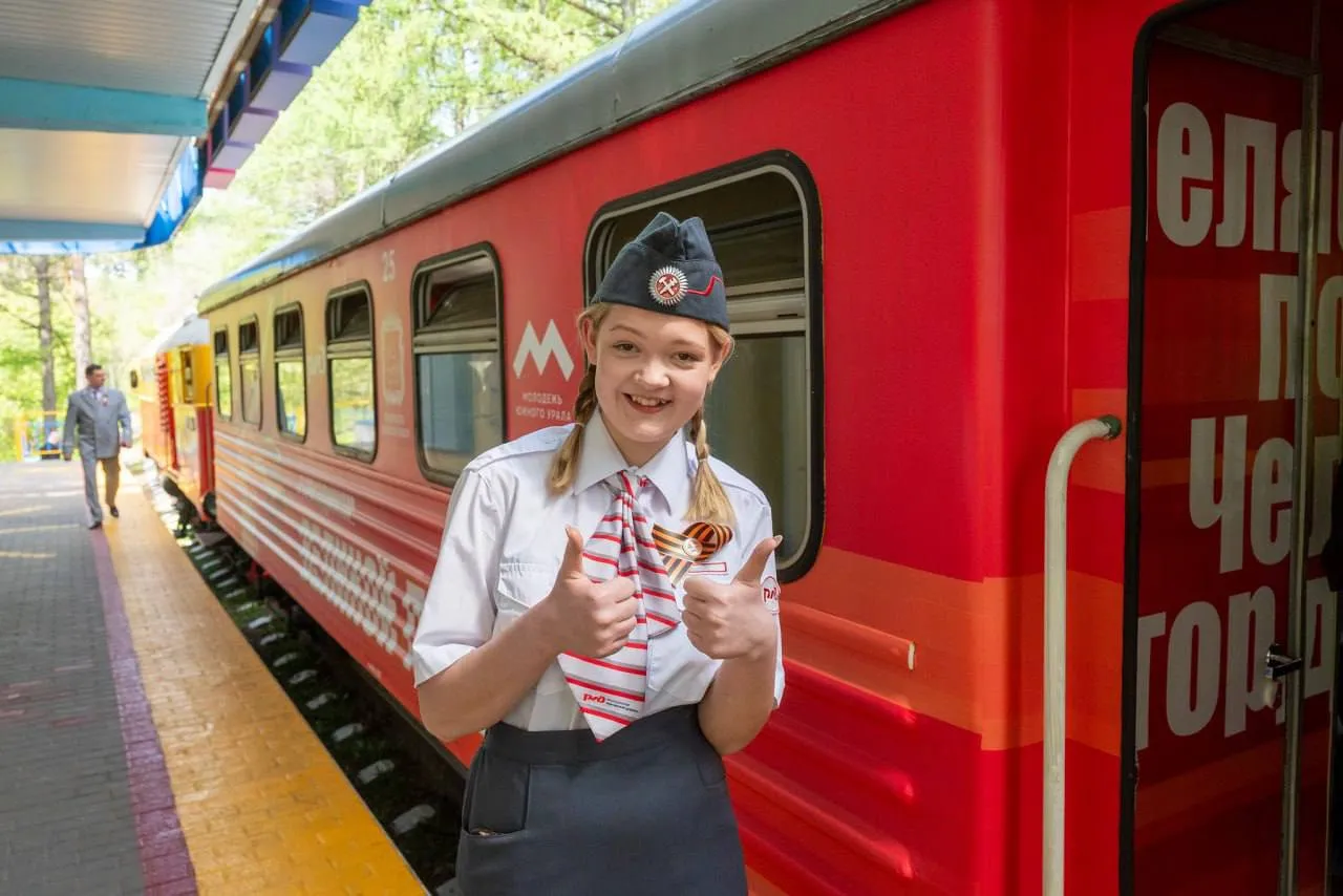 В челябинском парке Гагарина 30 апреля начнет работу Детская железная дорога Сезон откроет старинный паровоз 157С 24 В будущем раритет планируют выпускать на рельсы по особым праздничным датам В обычные дни составы станут перевозить два тепловоза Интерьер вагонов в этом году обновили а их борта перекрасили Как рассказали в пресс службе ЮУЖД первый рейс 30 апреля состоится в 11 50 Далее Детская железная дорога будет работать со среды по воскресенье Практику на мини магистрали в этом году пройдут 500 детей Юные железнодорожники попробуют себя в роли машинистов проводников ревизоров дикторов и осмотрщиков вагонов