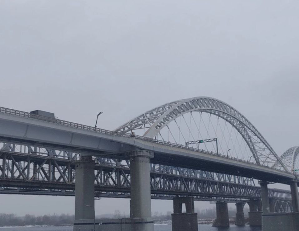 Готов к открытию Названа дата открытия Борского моста Движение транспорта по старому Борскому мосту будет переведено на постоянную схему в 20 х числах декабря 2025 г по обеим полосам в сторону Нижнего Новгорода Подрядная организация выполнила весь комплекс основных работ Были полностью восстановлены плиты проезжей части заменены гидроизоляция и деформационные швы уложено новое асфальтобетонное покрытие смонтированы барьерные и перильные ограждения Сейчас завершаются работы по благоустройству Текущие погодные условия на их проведение не влияют Деловой квартал НН