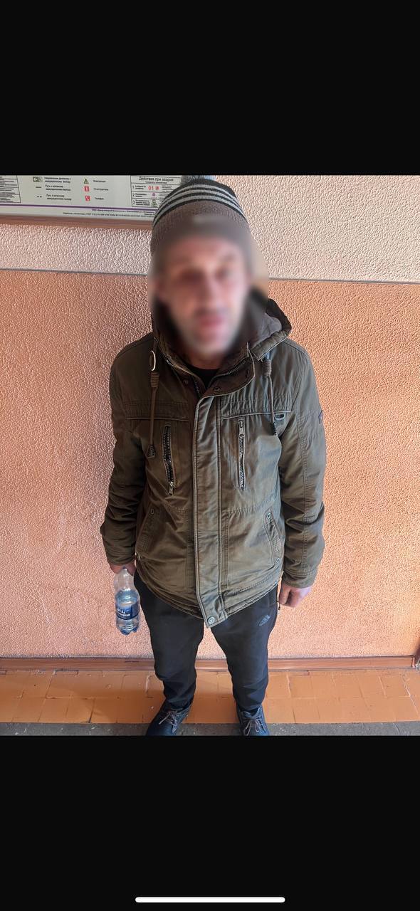 Пока хозяин спал в Благовещенске задержали мужчину укравшего телефон из незапертой квартиры Сотрудники уголовного розыска МУ МВД России Благовещенское раскрыли кражу Злоумышленник воспользовался беспечностью жильца который оставил дверь незапертой и лег спать Ночью в конце ноября в полицию обратился мужчина Пока он спал из его квартиры пропал мобильный телефон Дверь в жилище не была заперта на ключ Оперативники подняли записи с камер видеонаблюдения в подъезде и на прилегающей территории Анализ записей позволил вычислить маршрут преступника и установить его личность Им оказался неоднократно судимый 46 летний местный житель недавно вышедший на свободу Мужчину задержали Задержанный во всём признался Он пояснил что искал в подъезде знакомую наткнулся на открытую дверь и увидев телефон не удержался Также он указал кому сбыл украденное Телефон был оперативно изъят и возвращен владельцу По факту кражи возбуждено уголовное дело