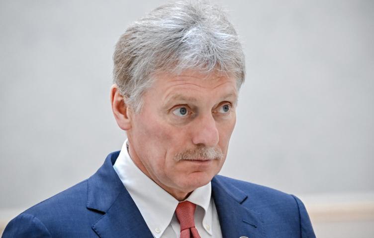 Россия заинтересована, чтобы Армения была процветающей и дружественной ей страной, но ситуация внутри страны - ее внутренне дело, заявил пресс-секретарь президента РФ Дмитрий Песков. "Это внутреннее дело, безусловно, Армении. Мы, конечно же, заинтересованы в том, чтобы в Армении сохранялась законность, спокойствие. И чтобы Армения была процветающей, стабильной страной, дружественной России", - сказал Песков журналистам, отвечая на вопрос о реакции Кремля на заявление премьера Николы Пашиняна о якобы предотвращении попытки госпереворота в Армении. Во вторник Пашинян, ссылаясь на публикацию онлайн-ресурса civic.аm, заявил о существовании некоего плана оппозиции по совершению переворота в стране. Оппозиционные деятели это утверждение высмеяли, а сам опубликованный "план" назвали фальшивкой. РИА