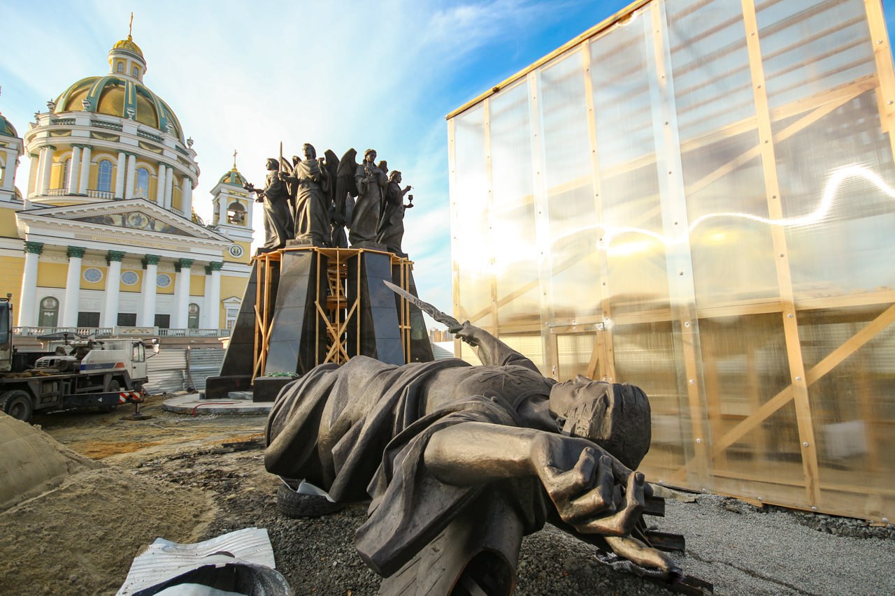 В Челябинск доставили скульптуру Архистратига Михаила Это центральная фигура 17 метрового монумента Собор Архистратига Михаила который возводят около кафедрального собора Рождества Христова Архистратиг Михаил будет установлен посреди семи архангелов Торжественное открытие монумента состоится 21 ноября Челябинская митрополия Подписаться Прислать новость Подпишись на МАХ