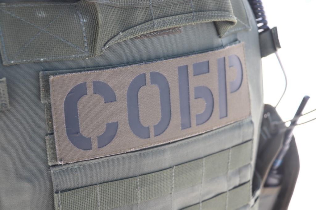 В Забайкалье при содействии сотрудников СОБР задержана организованная преступная группа мошенников Сотрудники СОБР Кристалл Управления Росгвардии по Забайкальскому краю оказали содействие в задержании организатора и четверых участников организованной группы мошенников Правоохранители установили что 33 летняя читинка открыла агентство недвижимости и вовлекла четверых жителей Забайкалья в криминальную схему Подозреваемые обманным путем похищали средства граждан под предлогом оказания помощи в поиске съемного жилища Мошенники делали вид что подыскивали нужную недвижимость и передавали клиентам номера телефонов владельцев для дальнейшей сделки Однако на самом деле номера телефонов были зарегистрированы на одного из участников группы За свои услуги мошенники брали денежные средства в размере порядка десяти тысяч рублей Предварительно установлено что от рук злоумышленников пострадали около 100 человек В настоящее время проводятся следственно оперативные мероприятия по установлению всех потерпевших Организатор группы заключена под стражу Наши новости в МАХ