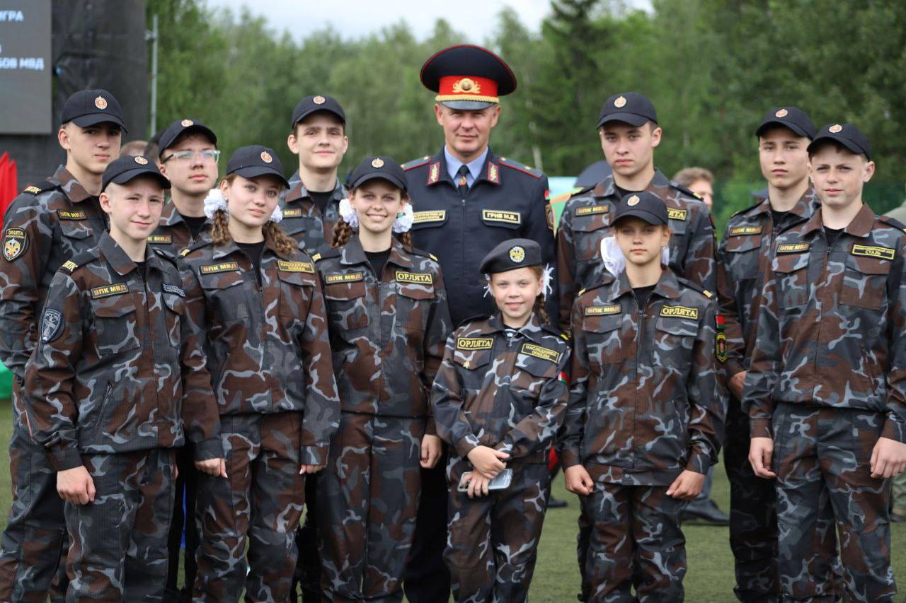 Торжественно и красиво! В Горани прошло открытие военно-патриотической игры «Зарница» #зарница_впк Мероприятие проводится в год 80-летия Великой Победы, накануне Дня Независимости! Почетными гостями знакового события стали Министр внутренних дел Иван Кубраков и его заместители, заместитель председателя Совета Республики Национального собрания Сергей Хоменко, начальники столичного ГУВД и УВД областей, Митрополит Минский и Заславский, Патриарший Экзарх всея Беларуси Вениамин, спортсмен и общественный деятель Алексей Талай. Руководитель столичной милиции Михаил Гриб пообщался с участниками команды ВПК и дал напутствие ребятам: «Желаю вам не только победы, но и наслаждения от процесса. Пусть каждый момент игры будет наполнен адреналином и радостью. Помните, что главное – это не только результат, но и то, как вы поддерживаете друг друга и как боретесь до конца. Уверен, что игра подарит вам массу положительных эмоций».