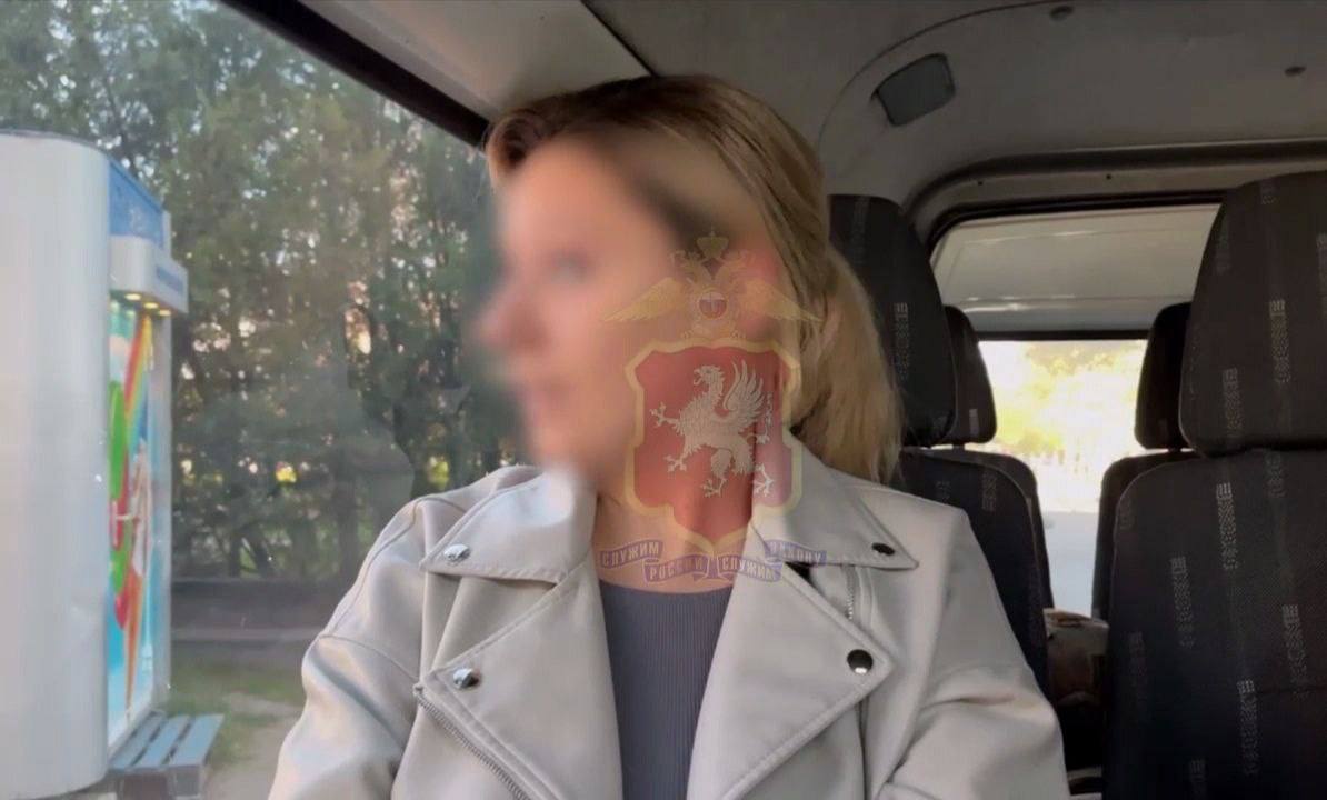 Жительница Севастополя осуждена на 5 5 лет за распространение ложной информации о ВС РФ 38 летняя женщина дважды распространила под видом достоверных сообщений заведомо ложную информацию об использовании Вооруженных Сил РФ Возбуждено уголовное дело Суд назначил 5 лет 6 месяцев и 15 дней в исправительной колонии общего режима Также ей запрещено размещать обращения и материалы в Интернете два года Приговор не вступил в законную силу сообщили в прокуратуре города Севастополя Вести Севастополь Telegram MAX