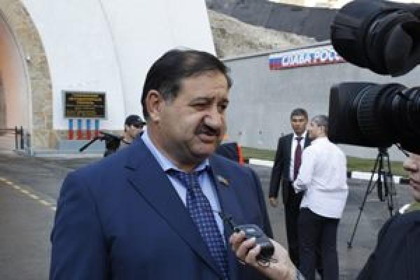 Генпрокуратура потребовала национализировать имущество депутата Народного собрания Дагестана Муртазали Муртазалиева Как передает РБК Генпрокуратура подала иск к депутату Народного собрания Дагестана Муртазали Муртазалиеву его жене Жанете Азизовой и ее дяде предпринимателю Шихкериму Рагимову об обращении в доход государства их имущества Истцами также выступают территориальные управления Дагестана Москвы и Московской области Федерального агентства по управлению государственным имуществом Поводом для разбирательства стало обнаружение надзорным ведомством сделок по покупке фигурантами имущества на суммы превышающие их доход