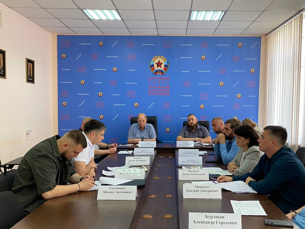 В Социальном комитете обсудили актуальные направления работы в сферах культуры, спорта, молодежной политики и туризма 27 мая в Социальном комитете состоялось расширенное заседание. В мероприятии приняли участие министр спорта ЛНР Олег Шеренешев, министр молодежной политики ЛНР Михаил Голубович, министр культуры ЛНР Роман Олексин, первый заместитель министра экономического развития ЛНР Лидия Фоменко, председатель Молодежного парламента при Народном Совете ЛНР Дмитрий Манасеев. Председатель Социального комитета Иван Санаев сообщил, что в рамках заседания участники рассмотрели следующие вопросы: подготовка региональных законопроектов о библиотечном деле и о меценатской деятельности; выявление экстремисткой литературы; летнее оздоровление детей; популяризация спорта среди молодежи; деятельность Молодежного парламента при Народном Совете ЛНР. «На заседании обсудили с представителями министерств ряд актуальных вопросов, а также направления работы, положительно влияющие на жизнь в республике и укрепление нашего общества, – отметил парламентарий. – Среди них – сохранение культурного наследия и популяризация здорового образа жизни, строительство в Луганске первого модульного бассейна и открытие нового молодежного центра, развитие молодежной политики и туристической отрасли».
