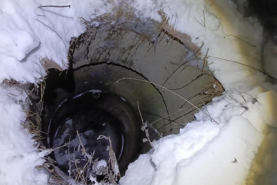 Трудно остаться равнодушным к беде которая произошла в городе Нязепетровске Челябинской области 9 летний мальчик возвращался домой со школы упал в прикрытый линолеумом колодец и погиб И местные жители и волонтеры и обычные люди уверены трагедии могло и не произойти будь колодец закрыт как это и должно быть Но к сожалению открытые колодцы не редкость Что же делать чтобы спасти и своего и чужого ребенка На этот вопрос подробно ответили в поисковом отряде ЛизаАлерт   Подписаться на chelkp Мы в MAX