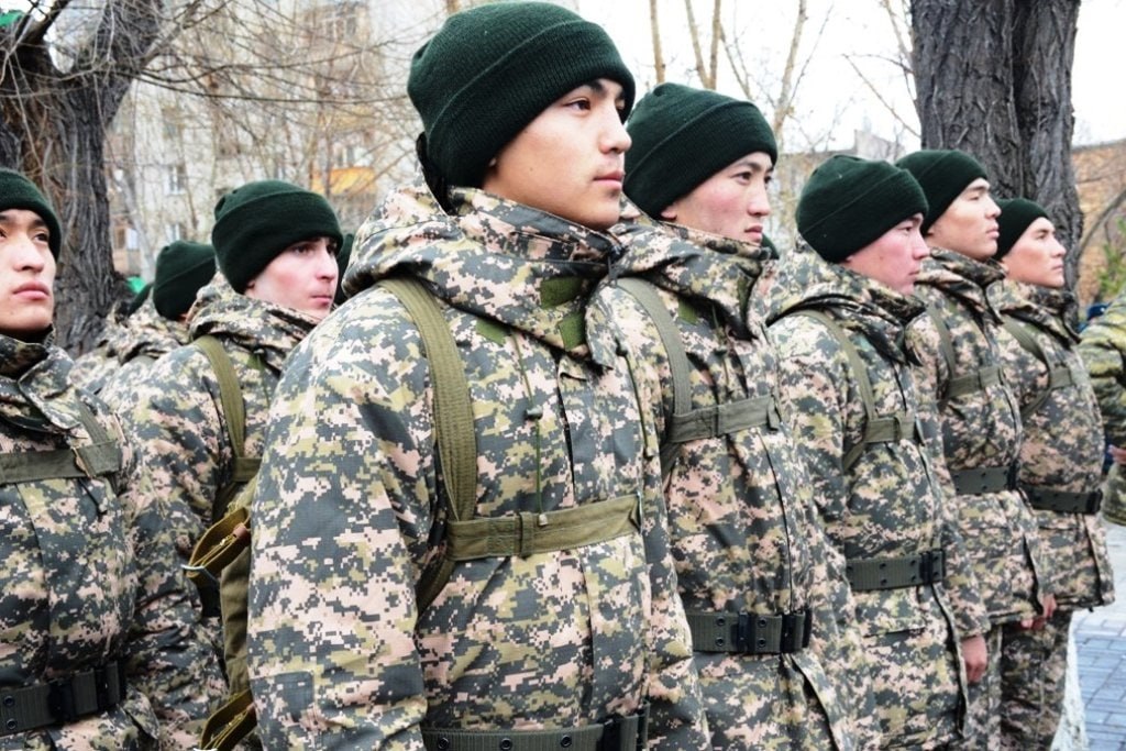 В Казахстане ужесточили правила призыва: как теперь будут забирать в армию Президент Казахстана Токаев подписал закон, кардинально меняющий систему призыва. Главная цель — ликвидировать любые лазейки для уклонистов. Теперь призывник обязан являться по повестке без исключений, если вызывают: на медкомиссию на дополнительное обследование на заседание призывной комиссии для отправки в часть Как теперь приходят повестки? 1 Электронный формат основной : через SMS через портал eGov обязательное условие: уведомление должно прийти минимум за 3 дня до явки 2 Бумажный формат если нет электронной регистрации : доставка почтой вручение лично: сотрудником военкомата работодателем почтовым курьером Что важно: даже при отказе от получения призывник считается уведомлённым. 3 Прямо в военкомате: если вручили на месте — явиться нужно на следующий день Главные изменения: электронные повестки — теперь основной способ уведомления невозможно «не получить» — даже отказ фиксируется как уведомление жёсткие сроки — 3 дня на подготовку к явке В случае уклонения предусмотрены штрафы, если уклонение происходит на постоянно основе, то нарушителя ждёт уголовная ответственность, а также проблемы с выездом за границу. Что ж, теперь «не видел» и «не получал» уже не сработает, даже если ты в eGov заходишь раз в год, то теперь это только твоя вина, если тебе пришла туда повестка, а ты ни сном ни духом. Видимо, казахстанской молодёжи следует готовиться к очередной волне жёсткого «правомерного» призыва. В то же время в Узбекистане ужесточают критерии для отбора ! кандидатов на срочную службу. В республике, где молодые парни сами хотят идти служить в армию, приходится вводить меры, чтобы ограничить поток призывников, в то время как в Казахстане правительство идёт на различные ухищрения, чтобы привлечь хоть кого-нибудь. #Казахстан