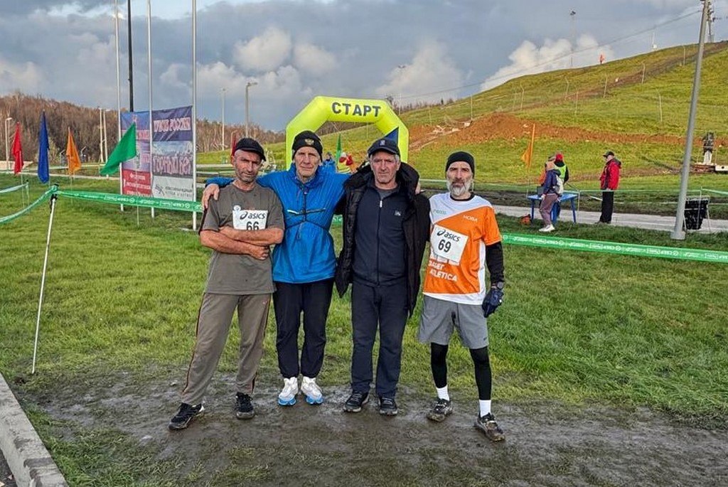 Дагестанцы победили в финале Гран при России по горному бегу Четверо дагестанцев стали победителями финального этапа Гран при России по горному бегу среди ветеранов который состоялся на горнолыжной базе Узкое в Москве Золотые медали соревнований в своих возрастных категориях завоевали махачкалинцы Тарлан Амиралиев Асхаб Абубакаров Евгений Драгунов а также Хизри Ахмедов из села Киша Дахадаевского района Еще двое представителей Дагестана Руслан Магомедалиев и Руслан Казаков довольствовались серебряной и бронзовой медалями соответственно