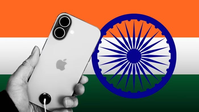 Apple полностью перенесет производство iPhone в Индию — министр связи страны Джотирадитья Синдиа По его словам, это решение является экономически выгодным для корпорации Apple, так как Индия предлагает доступность, надежность и оригинальность продукции. Синдиа подчеркнул, что Индия уже превратилась из крупного импортера в ведущего производителя мобильных устройств. С 2014 года объем производства смартфонов в стране вырос с 6 миллионов до 330 миллионов в год. Ранее Apple уже начала переносить часть производства из Китая в Индию, и к 2026 году большая часть iPhone, продаваемых в США, будет производиться на индийских заводах. В настоящее время на Индию приходится около 18% мирового производства iPhone, в то время как Китай выпускает более 75% устройств. Прислать новость