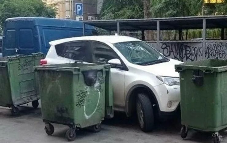 У мусорки нельзя парковаться В Забайкальском крае ввели штрафы за парковку машин рядом с мусорными контейнерами Исключением станет транспорт для предотвращения и пресечения правонарушений проведения спасательных аварийно восстановительных и других неотложных работ Рассматривать дела будут административные комиссии Штраф составит от 1 до 3 тысяч рублей для физических лиц от 3 до 10 тысяч должностным лицам от 10 до 50 тысяч юрлицам   zabrtk Мы в MAX