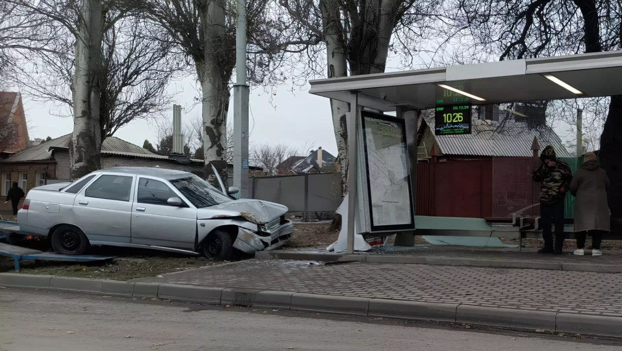 Водитель легковушки разгромил остановку в Таганроге  В Таганроге легковушка разбила остановочный комплекс, врезавшись в него. Кадры с места аварии появились в соцсетях 2 декабря.    Фото опубликовано в telegram-канале Таганрога Момент самого столкновения автор поста не видел. Он снял только разбитую остановку на улице Морозова и машину с механическими повреждениями на передней части.    Больше всего подписчиков впечатлила прочность остановочного комплекса. После того, как некоторые из них ломались даже после сильного ветра, ситуация с устоявшей остановкой после ДТП удивила многих.    — Остановка прочная. Впервые вижу такое в Таганроге! — написали в комментариях горожане.  Других поразило, как водитель умудрился попасть в такую аварию.    — Иногда удивляешься мастерству некоторых граждан. Дорогу только сделали, поребрик высотой 20 сантиметров, дорога прямая, 10-12 метров шириной. Что нужно было сделать, чтобы вылететь с дороги на тротуар? Или он гнал между деревьями? — высказались другие. — И это еще даже нет.   Подписаться на "Новости Ростова"    Прислать новость