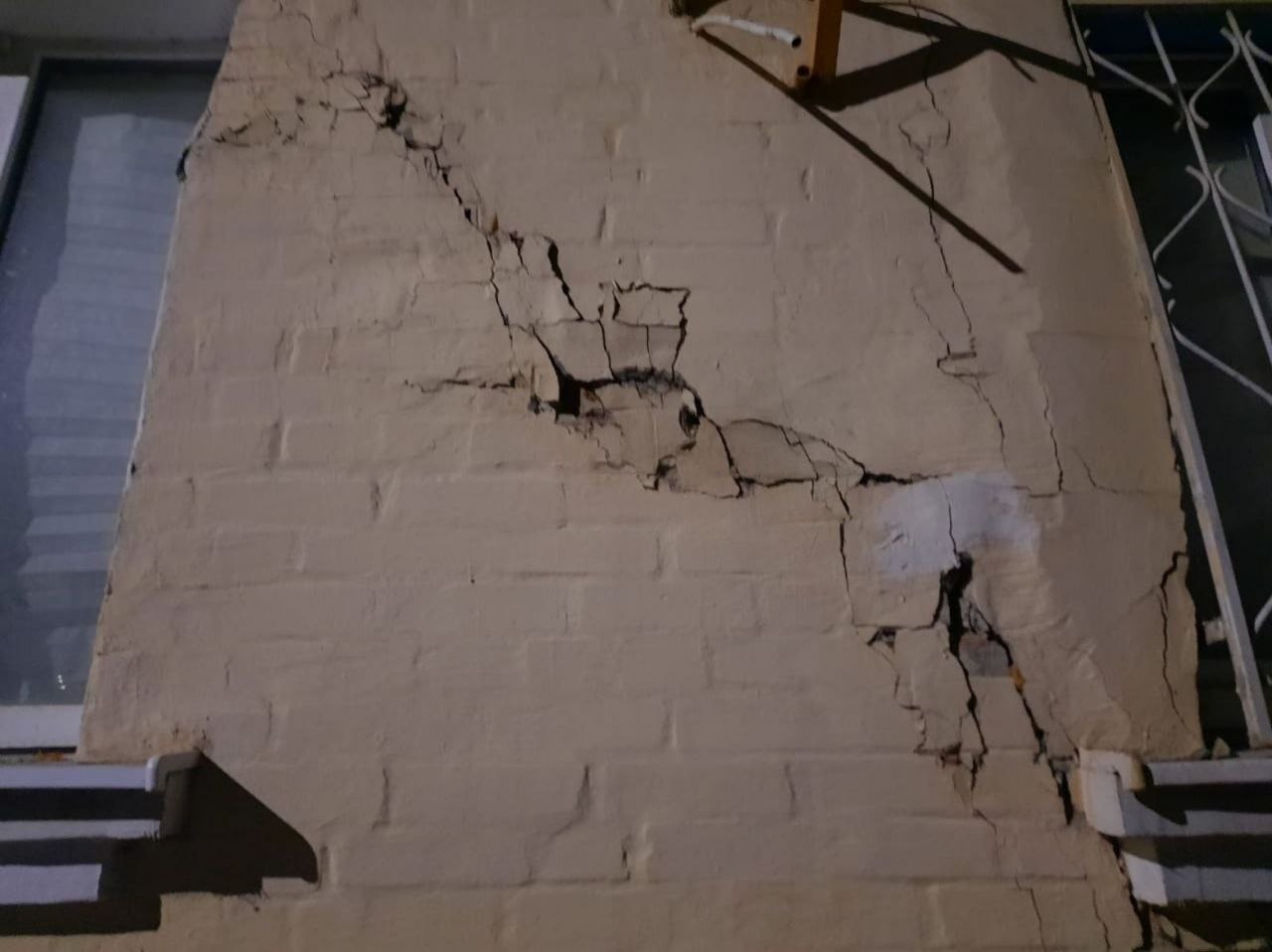 Специалисты признали дом с трещиной на улице Ивановского 34 в Ростове аварийным Заключение экспертов направят в межведомственную комиссию для дальнейшего рассмотрения По словам главы Октябрьского района Бебури Месхи комиссия скорее всего подтвердит что здание действительно аварийное и подлежит сносу Подписаться на Новости Ростова Прислать новость Мы в Max rostovnews61