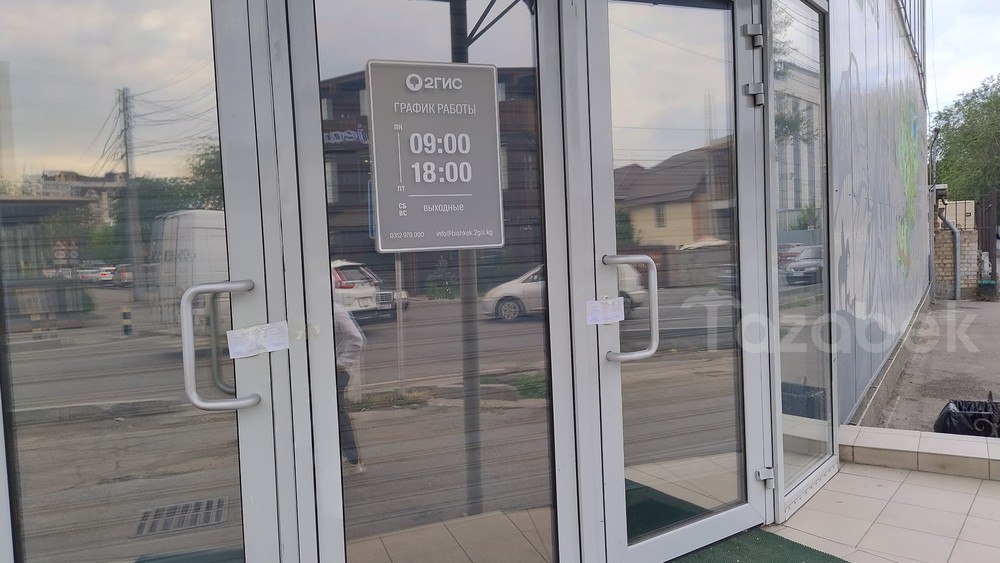 Сотрудники спецслужб опечатали офис «2ГИС» в Бишкеке — СМИ. Офис компании «2ГИС» в Бишкеке опечатан сотрудниками ГКНБ Кыргызстана. Об этом информирует «Sputnik». «Компанию подозревают в том, что в последние годы она не уплачивала налоги и вела двойную бухгалтерию. Прокуратура возбудила дело и передала расследование чекистам», — рассказал источник агентства. В спецслужбе официально информацию пока не прокомментировали. Однако, по данным «Tazabek», это может быть связано недавним сообщением Генпрокуратуры о возбуждении уголовного дела по факту уклонения от уплаты налогов со стороны одной из IT-компаний. В надзорном органе сообщали, что крупная компания в сфере онлайн-маркетинга, навигации и разработки приложений не уплатила 57 млн сомов налогов, уточняет «Vesti.kg».