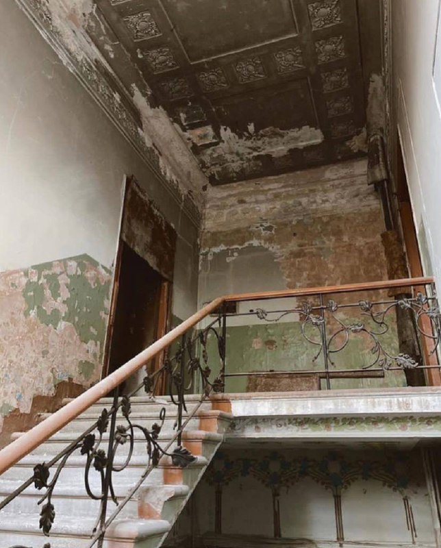 Казань на максималках В центре Казани отреставрируют исторический «дом с подсолнухами» — сейчас там идут противоаварийные работы. Дом является одним из ярчайших примеров русского модерна начала XX века. Окончательное назначение здания пока обсуждается. Возможно, это будет гостиница, как и задумывал купец Сурин, или же многоквартирный жилой дом. Казань на Максималках @