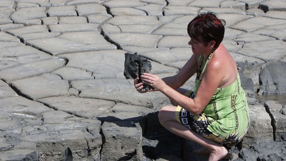 На сколько лет хватит лечебных грязей в Крыму ⁠ СИМФЕРОПОЛЬ, 26 ноя - РИА Новости Крым. Запасов лечебной грязи в Крыму хватит на сотни лет. Об этом в эфире радио "Спутник в Крыму" сообщил директор государственного предприятия "Крымская гидрогеологическая режимно-эксплуатационная станция" Валентин Иваницкий.  "Полуостров богат природными ресурсами – это и озеро Чокрак в Керчи, и озеро Джарылгач в западном Крыму, и север Крыма. Порядка 20 млн тонн ресурсов на полуострове", – сообщил Валентин Иваницкий.  Он рассказал, что в этом году на предприятии закончили переподсчет запасов лечебного ресурса.  "Только месторождением в восточном эксплуатируемом бассейне Сакского озера  лечебная грязь, рапа и минеральная вода  Крым обеспечен на порядка 140-150 лет. Есть еще западный б...  Подробнее>>>