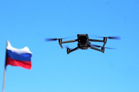 В России создают интеллектуальную станцию РЭБ для борьбы с дронами Российские специалисты работают над созданием интеллектуальной станции радиоэлектронной борьбы РЭБ для борьбы с дронами, использующими принцип псевдослучайной перестройки рабочей частоты ППРЧ , рассказал официальный представитель АО "НПП" Игорь Потапов. Об этом сообщает ТАСС. "Мы начали работать с технологией программно-определяемого радио. За основу взята технология перехвата на прием и перенаправлена на передачу. Сейчас мы ведем работу над расчетами антенного блока и усиления. Результатом работы должно стать интеллектуальное устройство РЭБ, работающее в диапазоне подавления от 50 МГц до 6 000 МГц и выше, находимся на финальном этапе. Таким образом, станция сможет эффективно противодействовать украинским дронам, использующим принцип ППРЧ", – заявил Потапов. aviaru.net/n285569
