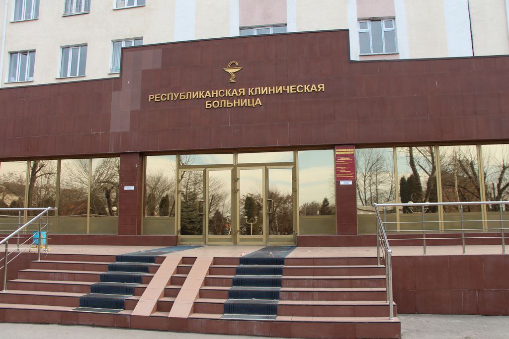 Состояние пострадавших при обрушении лесов на стройплощадке ТРЦ в Магасе удовлетворительное - Минздрав  На место происшествия незамедлительно выехали бригады скорой медицинской помощи. Медики оказали пострадавшим всю необходимую первую помощь на месте и оперативно доставили их в Ингушскую республиканскую клиническую больницу.  Как сообщили в медучреждении, состояние всех троих пострадавших врачи оценивают как удовлетворительное. Один из пациентов был госпитализирован в стационар для дальнейшего наблюдения и прохождения необходимого лечения. Двое других после оказания первичной медицинской помощи в больнице были отпущены и направлены на амбулаторное лечение.  О произошедшем инциденте и состоянии пострадавших была оперативно проинформирована министр здравоохранения Республики Ингушетия Зара Албакова.