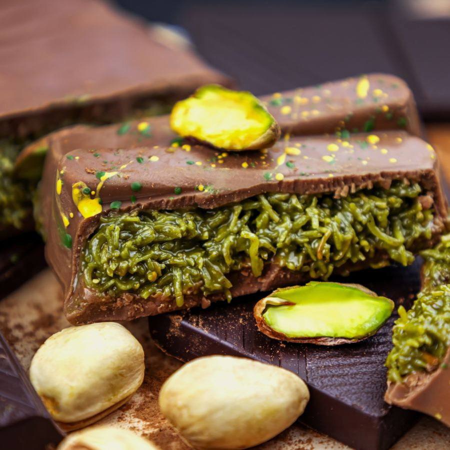 В магазинах беспошлинной торговли в аэропортах Дубая в 2025 году было продано 719 тонн ставшего вирусным дубайского шоколада свидетельствуют обнародованные данные продаж в Dubai Duty Free Кондитерские изделия заняли пятое место с объемом продаж в 845 486 миллиона дирхамов 231 64 миллиона долларов США и составили 9 74 от общего годового объема продаж Этот результат был достигнут благодаря выдающимся продажам плиток дубайского шоколада которых было продано 719 тонн под 13 брендами включая два эксклюзивных продукта для магазинов беспошлинной торговли в Дубае говорится в заявлении пресс службы правительства Дубая Dubai Media Office