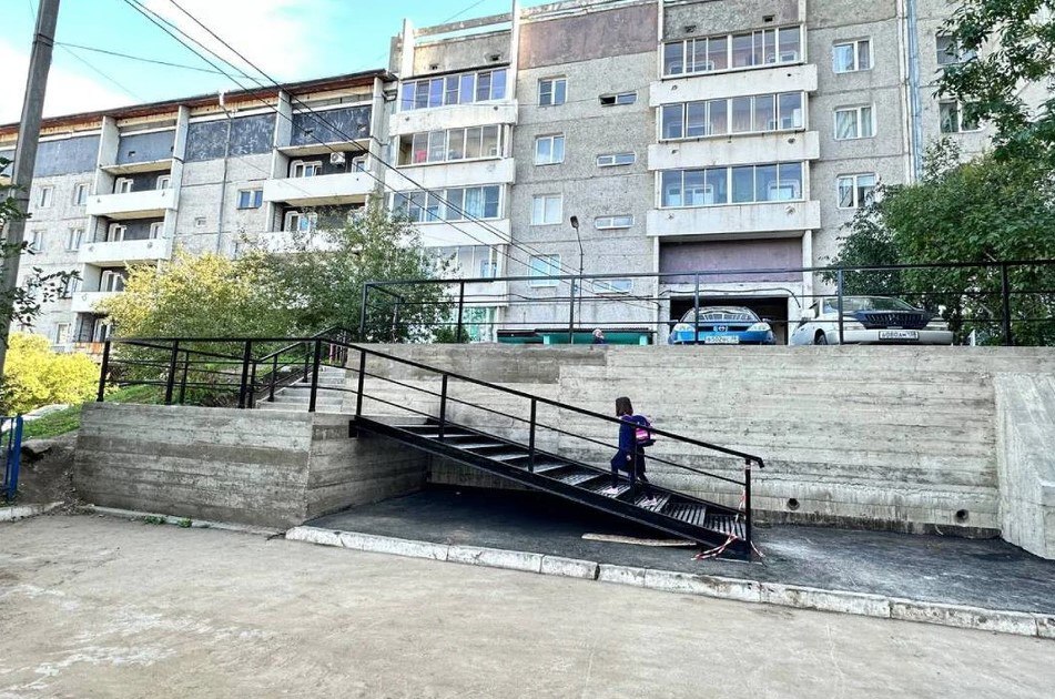 Работы по благоустройству территорий активно ведутся в избирательном округе 28 председателя Думы города депутата Евгения Стекачева Обустройство проводится по обращениям иркутян проживающих в микрорайоне Университетский Финансирование выделено из средств фонда поддержки избирательных округов Так во дворе Университетского 10 обновили арку дорогу к дому 17 тротуары Возле дома 78 завершили работы по установке подпорной стенки отремонтировали лестницу Еще одну лестницу привели в порядок в Университетском 90 В скором времени там смонтируют перила У микрорайона Университетский сложный рельеф с перепадами высоты Поэтому необходимо обустройство большого количества лестниц и подпорных стен Многие из них требуют ремонта В этом году сделали две стены отметил Евгений Стекачев На 95 обновлен двор у дома 97 сделан тротуар стоянка выполнена обрезка деревьев По адресам Университетский 110 и 113 заменен асфальт в арках Около поликлиники 17 и на повороте к дому 10 и ДЮСШ 5 по просьбе горожан установили световые опоры Кроме того в рамках содержания автомобильных дорог новое покрытие появилось на участке с улицы Улан Баторской вдоль общежития и корпусов ИГУ С просьбой привести в порядок дорожное полотно не раз обращались жители Ремонтные работы провели специалисты МУП Иркутскавтодор пояснил Евгений Стекачев